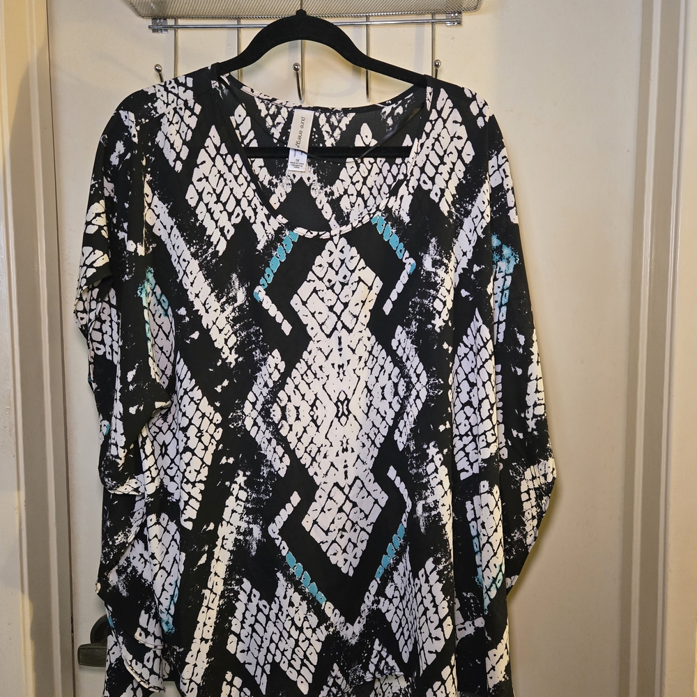 Pure Energy Black and White‎ Geometric Blouse with Batwing Sleeves Size 1X